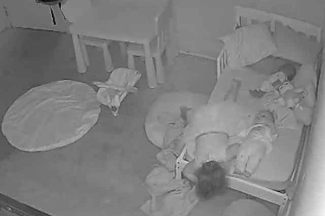 Xem camera an ninh, bố hoảng hốt khi thấy con gái bị kéo vào gầm giường lúc nửa đêm