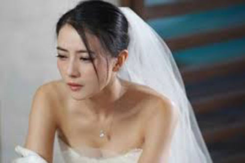 Lấy chồng bằng tuổi bố lại giàu “nứt vách”, đêm tân hôn tôi hóa đá khi chồng mở cửa phòng