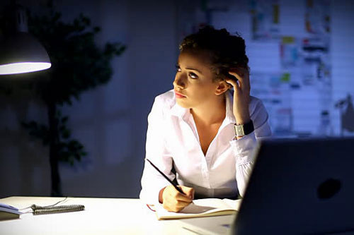 Mẹo giúp tập trung làm việc vào ban đêm