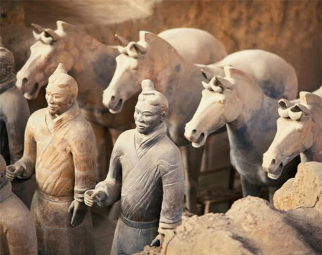 Bí ẩn tượng binh mã trong lăng mộ Tần Thủy Hoàng: Tại sao nhiều chiến binh đất nung nắm chặt tay không, vũ khí của họ đâu mất rồi? - Ảnh 3.