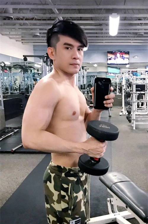 Đan Trường khoe body cực 