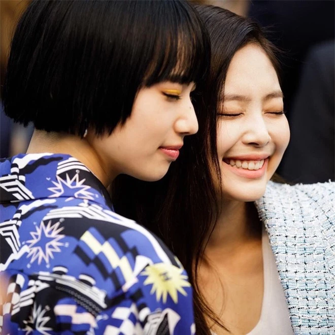 Hot lại khoảnh khắc 2 cô bạn gái của G-Dragon đọ sắc căng đét: Jennie - Nana visual đối lập, thái độ kẻ cũ người mới gây chú ý - Ảnh 4.