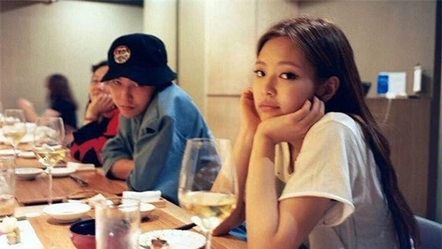 Hot lại khoảnh khắc 2 cô bạn gái của G-Dragon đọ sắc căng đét: Jennie - Nana visual đối lập, thái độ kẻ cũ người mới gây chú ý - Ảnh 6.