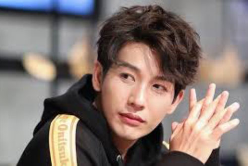 Đến gặp vợ cũ mời cưới, cô ấy bật khóc đưa tôi tờ giấy nhàu nhĩ đẩy tôi vào tình thế đứng ngồi không yên