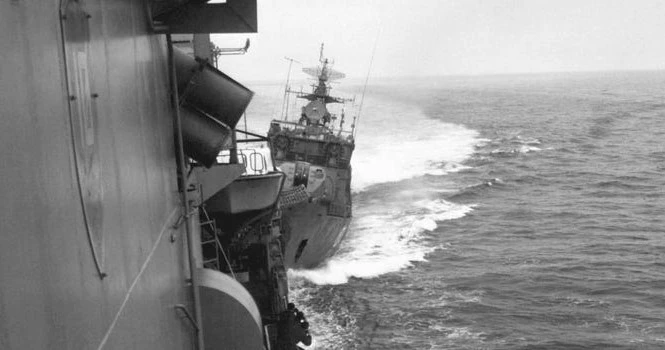 Khinh hạm Liên Xô SKR-6 tấn công tàu khu trục USS Caron ở Biển Đen, ngày 12 tháng 2 năm 1988.