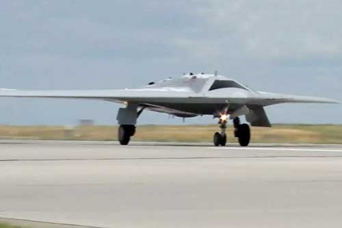 UAV tấn công hạng nặng “Thợ săn” của Nga thử nghiệm ném bom mục tiêu mặt đất