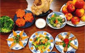 Chồng giao phó làm Rằm "phải lo cho tươm tất", chưa đầy 2 tiếng sau 4 mâm cỗ được bày biện đâu đấy kèm tuyên bố gây sốc