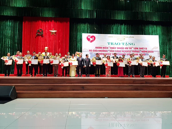 là một trong 20 c á nhân thuộc TP Đà Nẵng được trao tăng danh hiệu vinh dự nhà nước "Thầy thuốc ưu tú" lần thứ 13