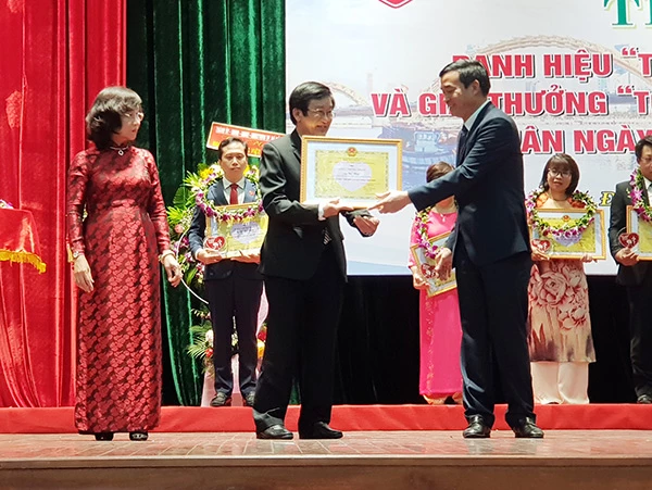 Chủ tịch UBND TP Đà Nẵng Lê Trung Chinh trao Giải thưởng "Tỏa sáng Blouse trắng" năm 2020