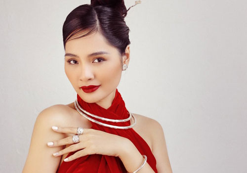 “Hoa hậu đẹp nhất châu Á 2009” Hương Giang đẹp gợi cảm hút hồn sau 11 năm kết hôn