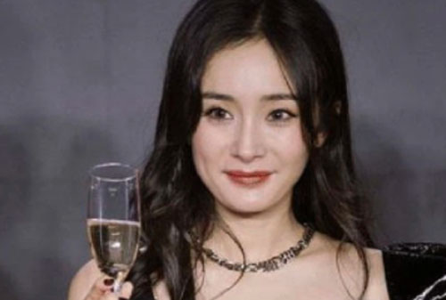 Dương Mịch gây bất ngờ với hình ảnh xuống sắc và tăng cân thấy rõ