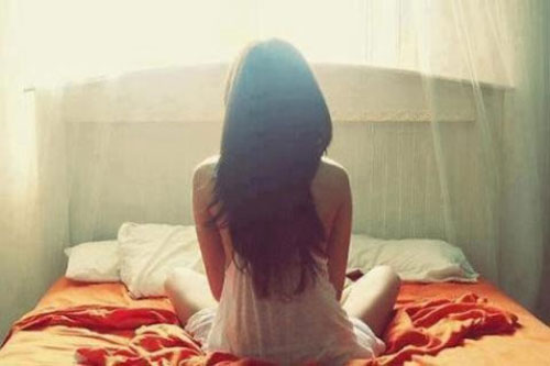 Đêm tân hôn chồng bỏ tôi một mình để ôm anh họ