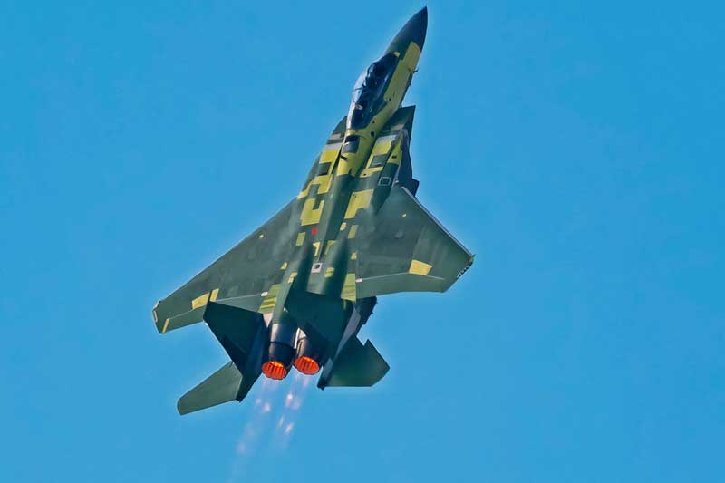 'Choáng ngợp' với màn 'leo dốc' thẳng đứng của ‘đại bàng thép’ F-15EX