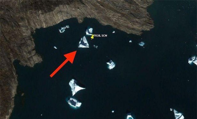 Hình ảnh nghi là tàu của người ngoài hành tinh ngoài khơi bờ biển Greenland - 1