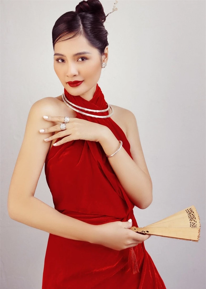 “Hoa hậu đẹp nhất châu Á 2009” Hương Giang đẹp gợi cảm hút hồn sau 11 năm kết hôn  - ảnh 1