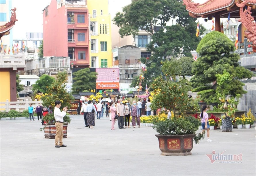 Rằm tháng Giêng: Chùa đóng cửa, người dân vái vọng từ bên ngoài