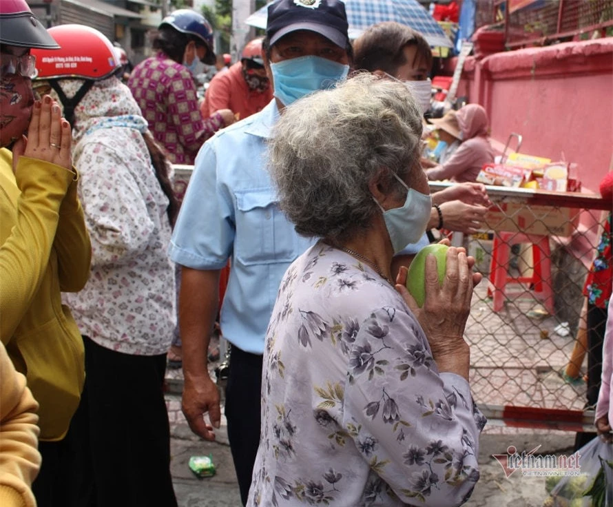 Rằm tháng Giêng: Chùa đóng cửa, người dân vái vọng từ bên ngoài