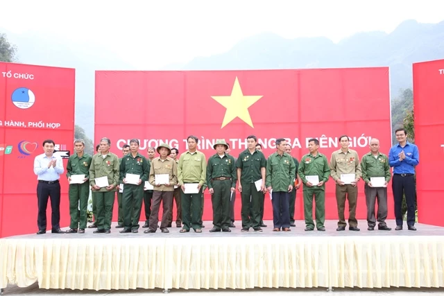 Chú thích ảnh: Lãnh đạo Trung ương Đoàn trao quà cho người dân huyện Vị Xuyên, tỉnh Hà Giang  tại chương trình “Tháng ba biên giới” năm 2019.