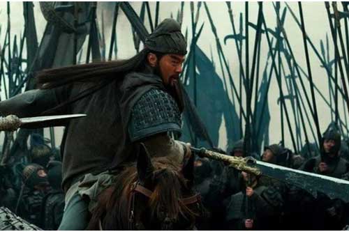 Thừa biết đối thủ kém hơn mình, Quan Vũ vẫn nói với Trương Phi "Võ nghệ của người này không hề thua kém chúng ta", người này là ai?