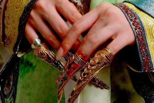 Cô gái tự nhận là hậu duệ của Từ Hi Thái hậu, đeo bộ móng tay giả đến chương trình thẩm định - Chuyên gia tuyên bố bất ngờ