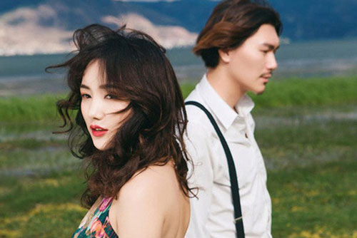 Vợ khóc lặng người khi nhìn những 'vật lạ' rơi ra từ ví chồng trong đêm tân hôn