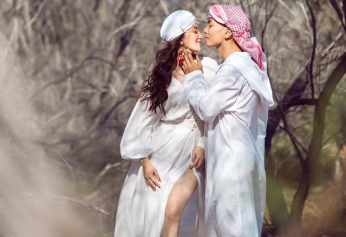 Khánh Thi tình tứ bên ông xã kém 11 tuổi