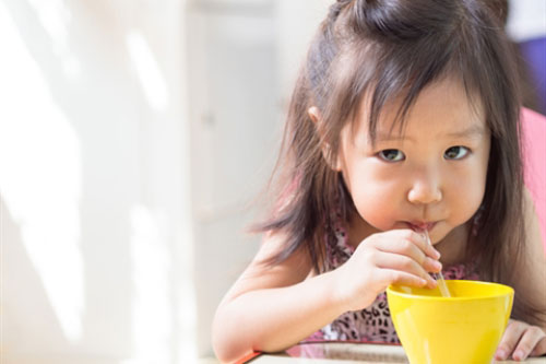 Uống nước ép hoa quả kiểu này mẹ đang hại con mà không hay biết