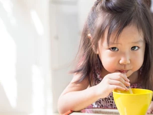 Uống nước ép hoa quả kiểu này mẹ đang hại con mà không hay biết