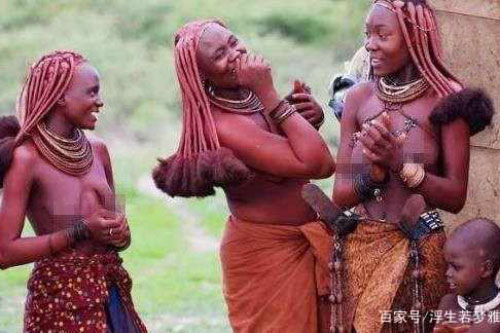 Bộ lạc nơi phụ nữ từ chối mặc quần áo, suốt đời bôi bùn đỏ lên người, đàn ông khó sống qua tuổi 15