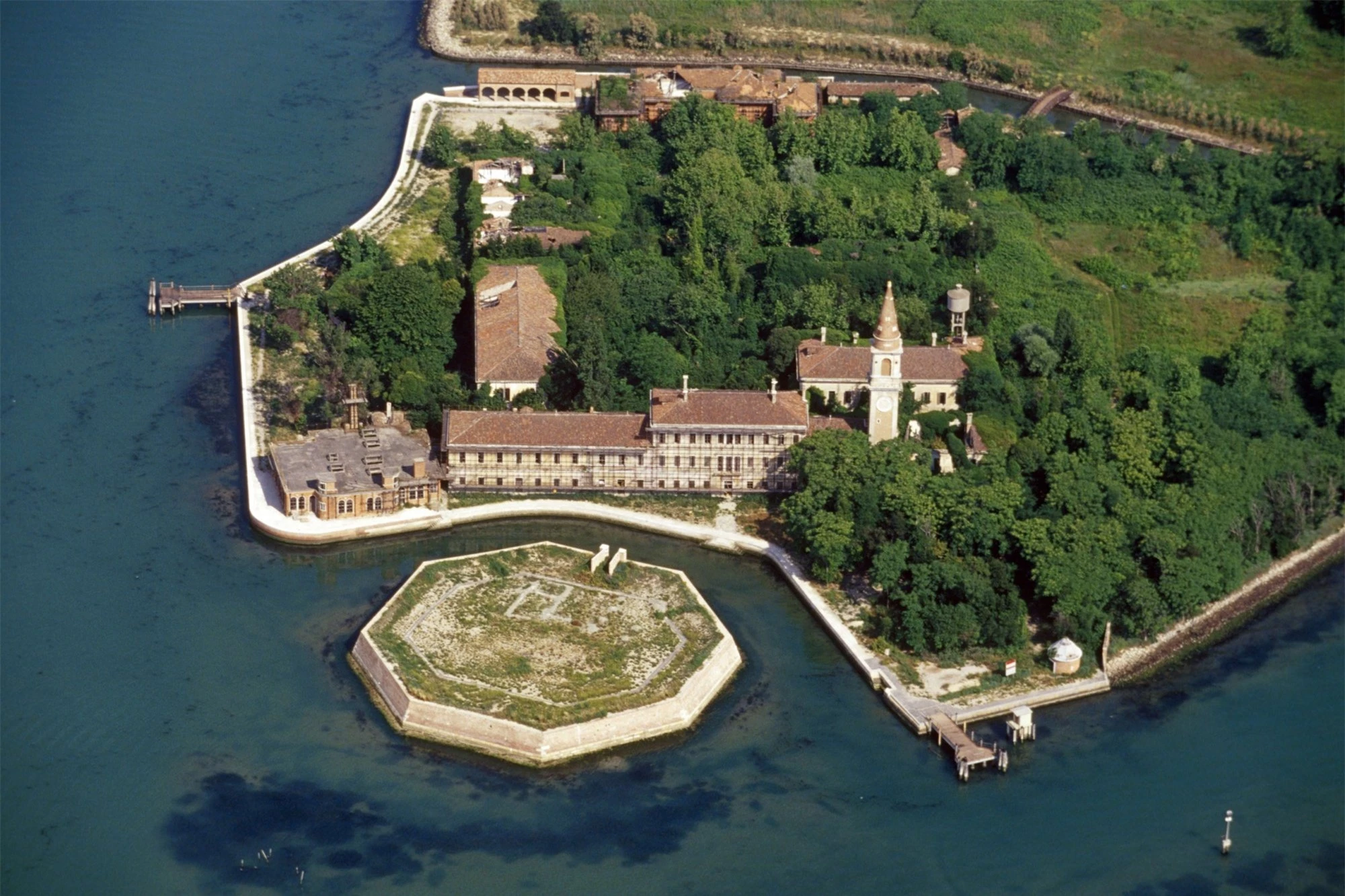 Hòn đảo ma ám Poveglia hiện vẫn đang bị bỏ hoang 