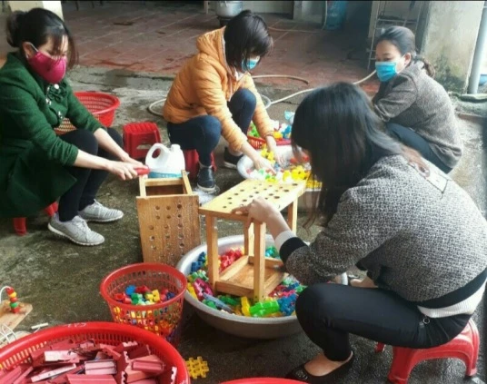 Vệ sinh đò chơi cho trẻ ở trường mầm non  An Đạo, huyện Phù Ninh.