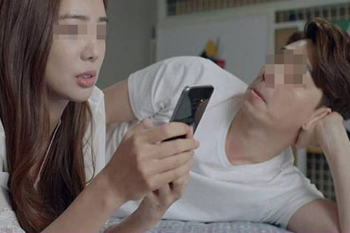 Vợ ngủ trưa ở cơ quan, chồng đi rình xông vào định bắt quả tang vì nghĩ đang 'tòm tem' với người yêu cũ và cái kết