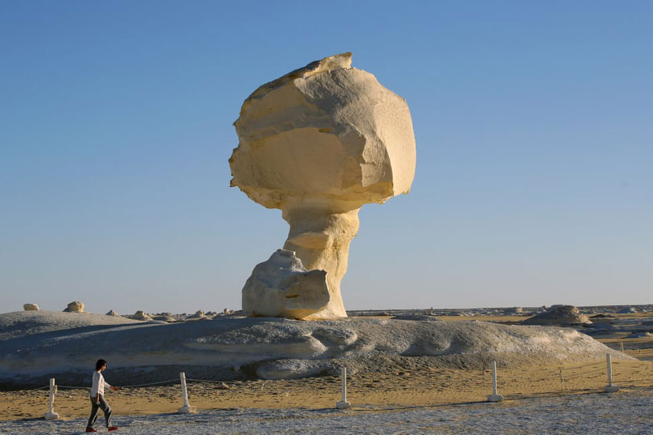 Những khối đá kỳ lạ ở sa mạc trắng