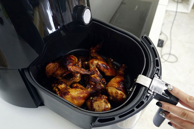 Tranh cãi nồi chiên không dầu gây ung thư: Giới chuyên gia nhận định ra sao?