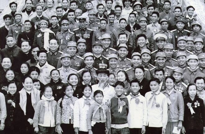 TS.BS Phạm Gia Triệu (mặc quân phục màu đen) đứng hàng thứ 3 sau Chủ tịch Hồ Chí Minh tại Đại hội Anh hùng Chiến sỹ thi đua Toàn quốc (12.1966 – 1.1967-TL).