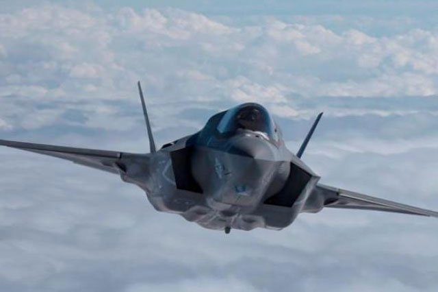 Tiêm kích tàng hình F-22 trổ tài nhào lộn đáng kinh ngạc
