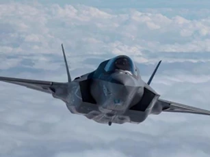 Tiêm kích tàng hình F-22 trổ tài nhào lộn đáng kinh ngạc