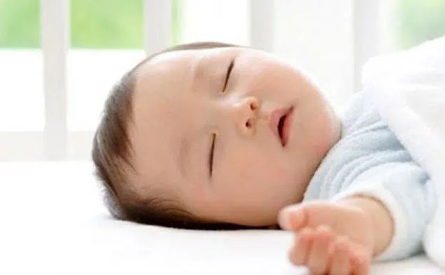 6 tuần đầu tiên trong đời, các em bé sẽ ăn - ngủ - thức liên tục, không có chuyện ngủ xuyên đêm