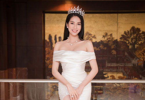 Á hậu Phương Anh lên tiếng sau màn livestream bằng tiếng Anh gây ‘bão’ mạng