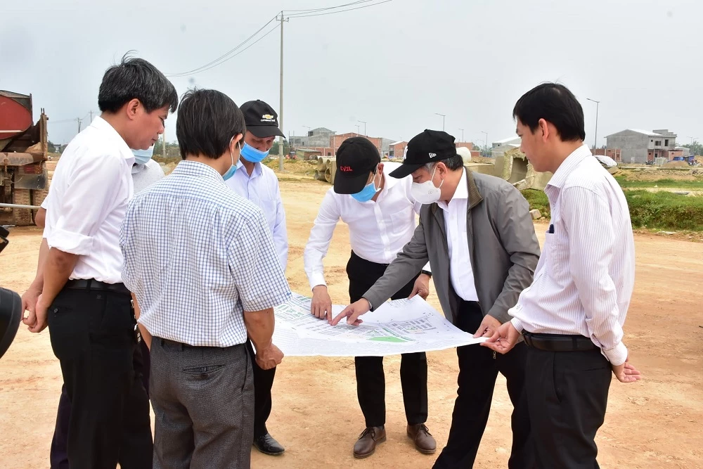 Chủ tịch UBND tỉnh Thừa Thiên Huế Phan Ngọc Thọ kiểm tra dự án Hạ tầng kỹ thuật khu dân cư Hương Sơ.