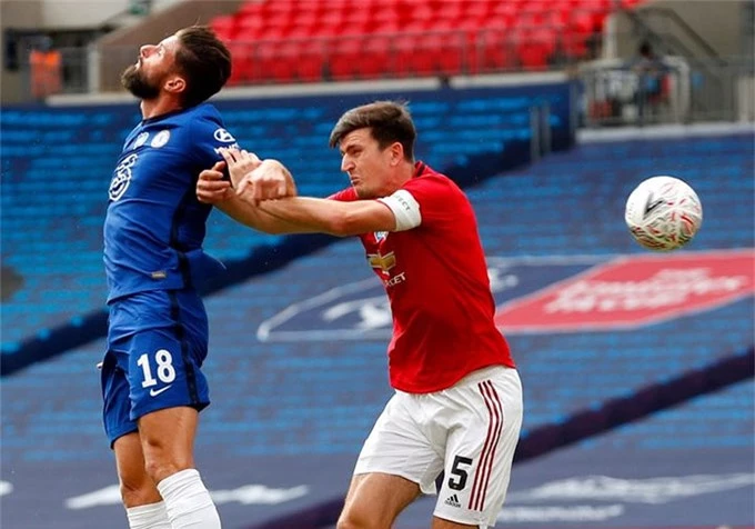 Cả Giroud lẫn Maguire đểu rất mạnh trong không chiến