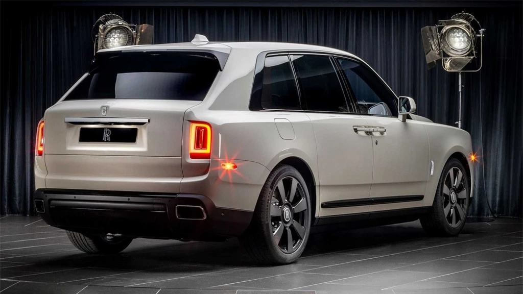 Rolls-Royce Cullinan co them 8 mau ngoai that moi anh 3