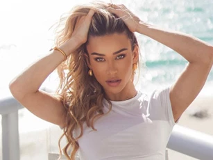 Đường cong quyến rũ mê mẩn của người mẫu áo tắm Cindy Prado