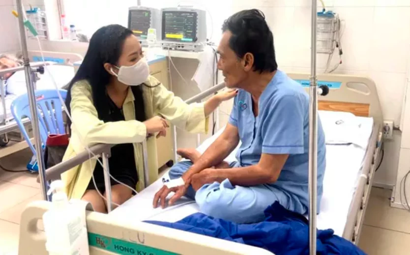 Diễn viên Kim Chi trò chuyện với diễn viên Thương Tín tại bệnh viện. (Ảnh: Nhân vật cung cấp)