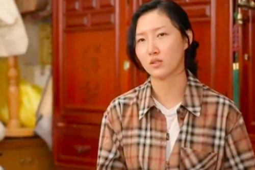 Dàn sao Hàn bật khóc khi thấy cảnh Hwasa (MAMAMOO) về thăm nhà người bà quá cố