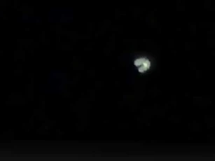 CLIP: UFO xuất hiện trên trời đêm Canada