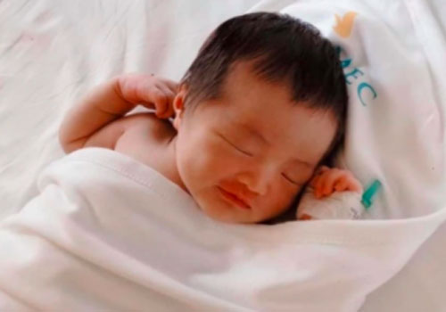 Đông Nhi chia sẻ khoảnh khắc đáng yêu của con gái vào thời điểm khi mới 1 tuần tuổi