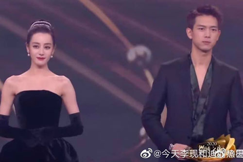 Địch Lệ Nhiệt Ba - Lý Hiện đứng chung sân khấu, nhan sắc cực phẩm nhưng xương vai thô kệch lại gây chú ý