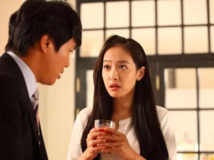 Chồng phàn nàn về chuyện cô giúp việc ăn uống không điều độ bụng ngày càng to, tôi hốt hoảng lắp camera và điếng người khi biết sự thật