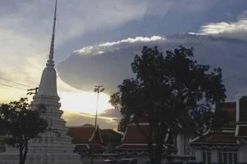 Đám mây hình phi thuyền mẹ xuất hiện trên bầu trời Bangkok, Thái Lan.